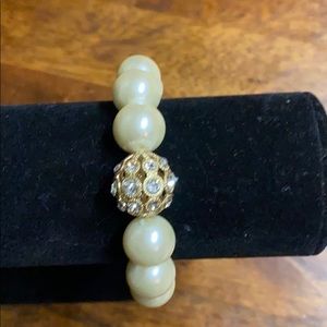 Stretchy pearl bracelet